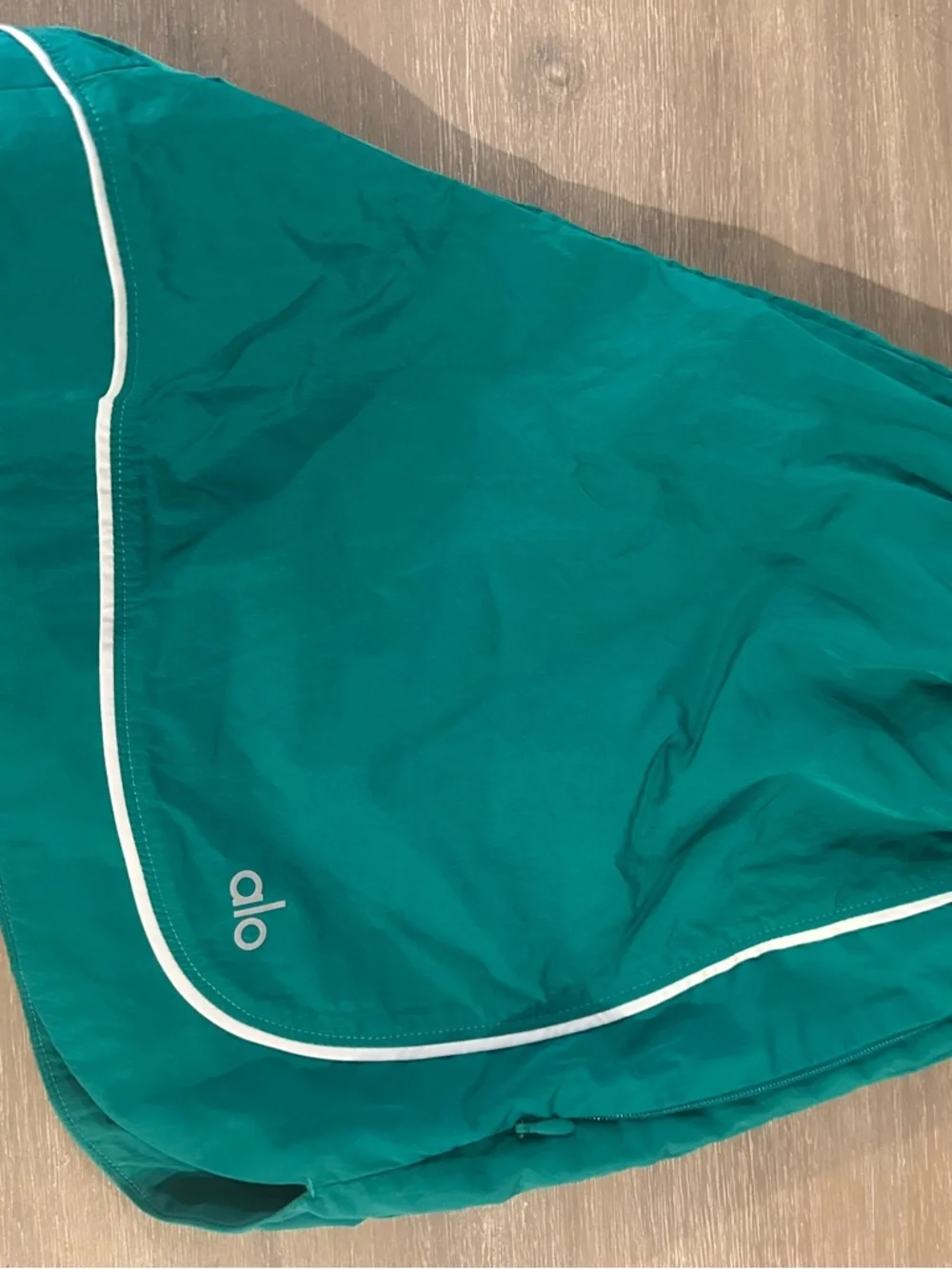 ALO Yoga Motivate Track Short Athletic Shorts Spruce Green/White Piping Small